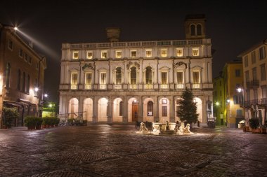 Bergamo - gece piazza vecchia sarayının kitaplık
