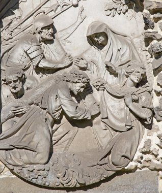 Antwerp, Belçika - 5 Eylül: st yanında calvary gelen ortada altında isa sonbaharda taş kabartma. 5 Eylül'de pauls kilise (paulskerk), Anvers 2013, belçika.
