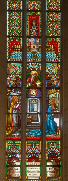BRATISLAVA, ESLOVAQUIA - 14 DE ENERO DE 2014: Escena de la Anunciación en el cristal de la ventana a partir de 19. de las manufacturas de Karol Geyling y Eduard Kratzmann en la catedral de St. Martin . —  Fotos de Stock