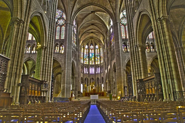 PARIS, FRANCE - JUNE 17, 2013: Nave of Saint Denis gothic cathedral. — Stock Photo, Image