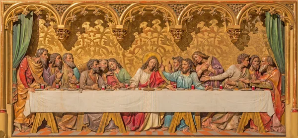 BRATISLAVA, SLOVAKIA - JANUARY 14, 2014: Last supper of Christ scene. Carved relief from 19. cent. by Ferdinand Prinoth from St. Ulrich. on gothic side altar in st. Martin cathedral. — Stock Photo, Image