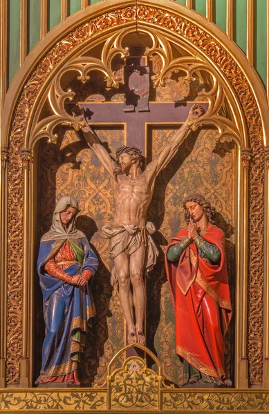 BRATISLAVA, SLOVAKIA - JANUARY 14, 2014: Crucifixion scene. Carved sculptures from 19. cent by Ferdinand Prinoth from St. Ulrich on gothic side altar in st. Martin cathedral. — Stock Photo, Image