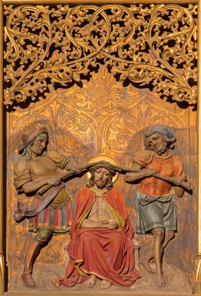 BRATISLAVA, SLOVAKIA - JANUARY 14, 2014: Torture of Jesus with the crown of thorns. Carved relief from 19. cent. by Ferdinand Prinoth from St. Ulrich on gothic side altar in st. Martin cathedral. — Stock Photo, Image