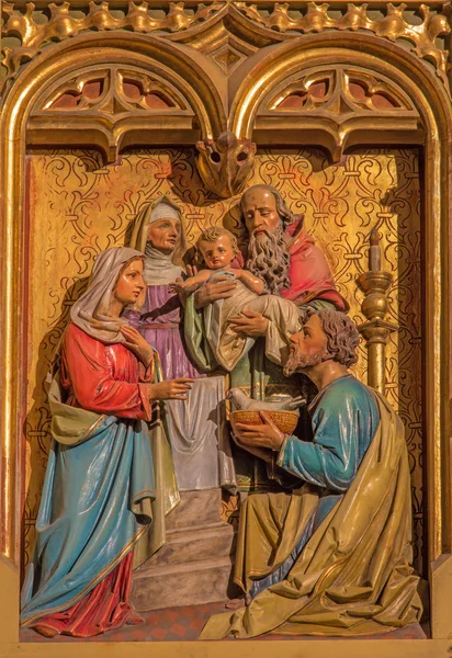 BRATISLAVA, SLOVAKIA - JANUARY 14, 2014: Presentation of Jesus in the Temple scene. Carved relief from 19. cent. by Ferdinand Prinoth from St. Ulrich on gothic side altar in st. Martin cathedral. — Stock Photo, Image