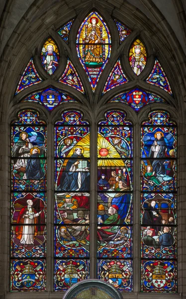 MECHELEN, BÉLGICA - 6 DE SEPTIEMBRE: Tomás de Aquino como gran maestro de la iglesia católica occidental, Ventana de la catedral de St. Rumbold el 6 de septiembre de 2013 en Malinas, Bélgica . —  Fotos de Stock