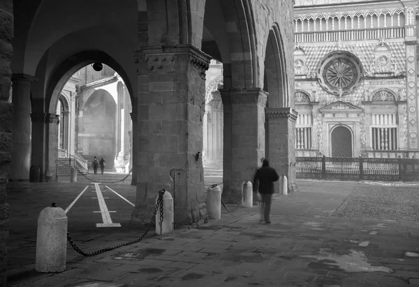 Bergamo - kaplica colleoni przez katedry santa maria maggiore, w górnej części miasta, w porannej mgle — Zdjęcie stockowe