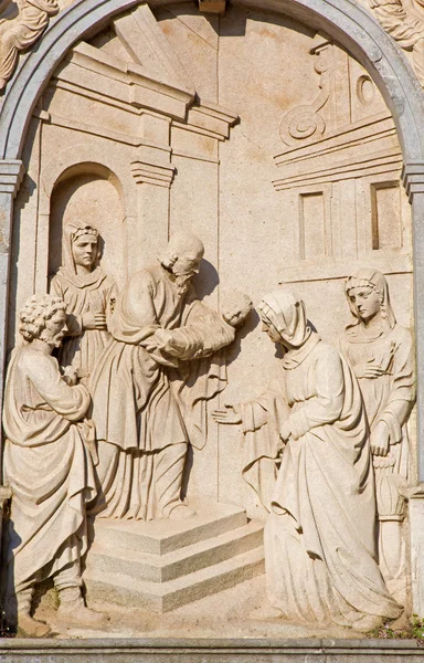 MECHELEN - 4 DE SEPTIEMBRE: Relieve de la Presentación en el Templo desde la fachada de la iglesia gótica Nuestra Señora a través de Dyle el 4 de septiembre de 2013 en Malinas, Bélgica . —  Fotos de Stock