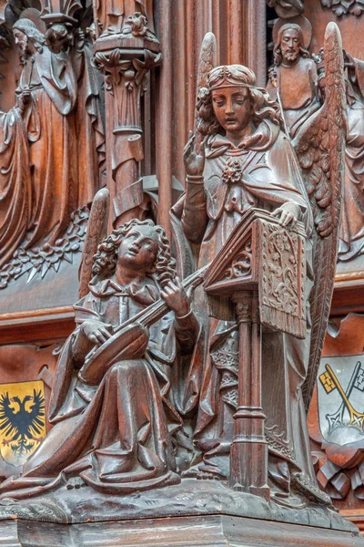 MECHELEN, BÉLGICA - 6 DE SEPTIEMBRE: Ángeles tallados forman presbiterio de la catedral de San Rumbold el 6 de septiembre de 2013 en Malinas, Bélgica . — Foto de Stock