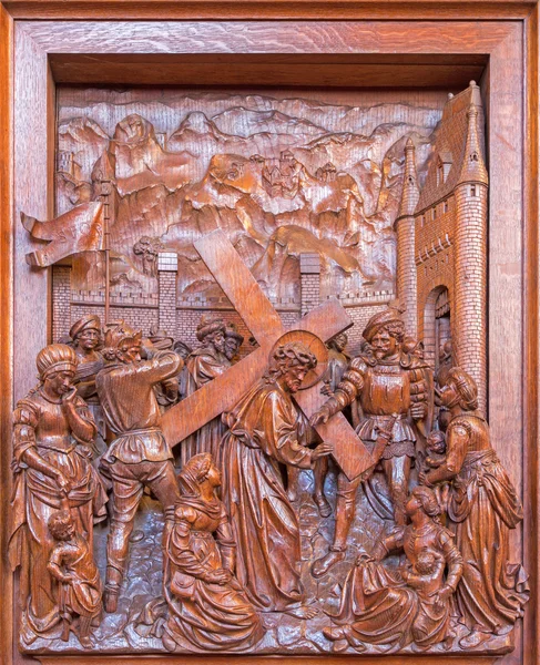 ANTWERP, BÉLGICA 5: Jesús con la cruz y la escena de las mujeres lloradas. Relieve tallado en la iglesia de San Pablo (Paulskerk) el 5 de septiembre de 2013 en Amberes, Bélgica —  Fotos de Stock