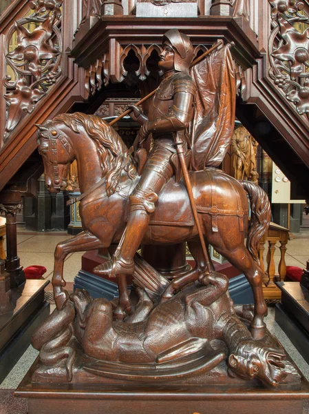 Antwerpen, belgien - 5. september: st. george skulptur auf der geschnitzten kanzel der joriskerk oder st. george kirche aus dem 19. jahrhundert. am 5. september 2013 in antwerpen, belgien — Stockfoto