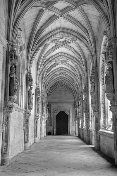 TOLEDO - 8 MARS : atrium gothique de Monasterio San Juan de los Reyes ou monastère de Saint Jean des Rois le 8 mars 2013 à Tolède, Espagne . — Photo