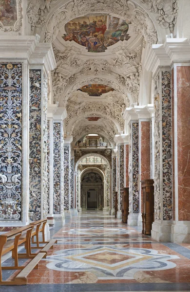 PALERMO - 8 APRILE: navata laterale in chiesa La chiesa del Gesu o Casa Professa. Chiesa barocca è stata completata nel 1636 l '8 aprile 2013 a Palermo, Italia . — Foto Stock