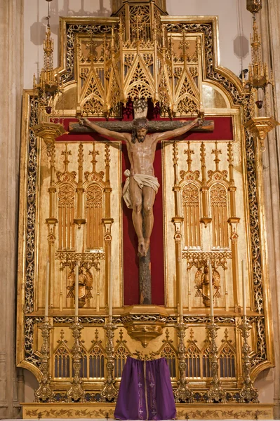 MADRID - 10 DE MARZO: Jesús en la cruz. Altar lateral de San Jerónimo el Real construido en estilo gótico isabelino a partir del siglo XVI. en marzo 10, 2013 en España . — Foto de Stock