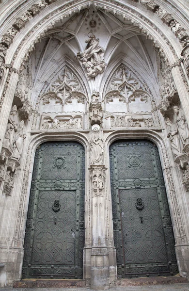 Toledo - 8. března: Jižní gotický portál katedrály primada santa maria de toledo na 8 března 2013 v Toledu, Španělsko. — Stock fotografie