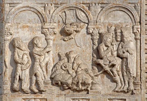 VERONA - JANUARY 27: Relief of Adoration of Magi and pastors from facade of Basilica San Zeno. Reliefs is from sculptor Nicholaus and his workshop on January 27, 2013 in Verona, Italy. — Stock Photo, Image