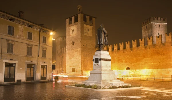 Verona - bastioner Castel Vecchio og torv om natten - Stock-foto