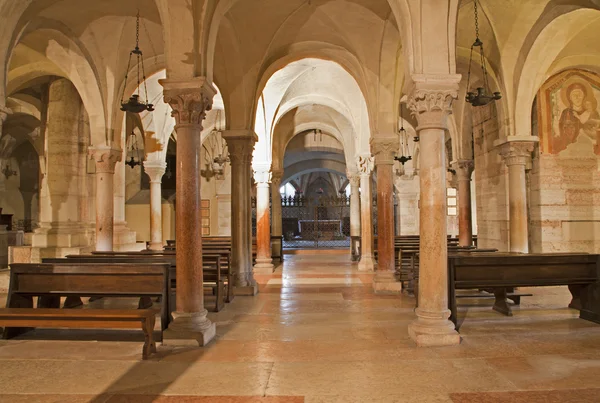 VERONA - JANEIRO 27: Igreja romanesca inferior na basílica de San Zeno em 27 de janeiro de 2013 em Verona, Itália . — Fotografia de Stock