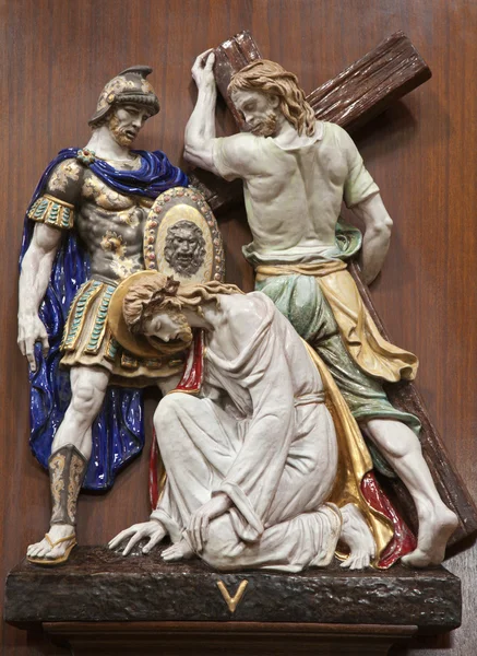 Verona - 28 januari: jesus faller under cross. en del av keramiska coss väg från st. nicholas kyrka (chiesa di san nicolo) den 28 januari, 2013 i verona, Italien. — Stockfoto