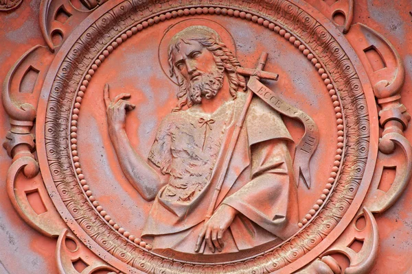 BRUXELLES - 21 JUIN : Saint Jean Baptiste depuis la porte métallique de l "église Saint Jean Baptiste le 21 juin 2012 à Bruxelles . — Photo