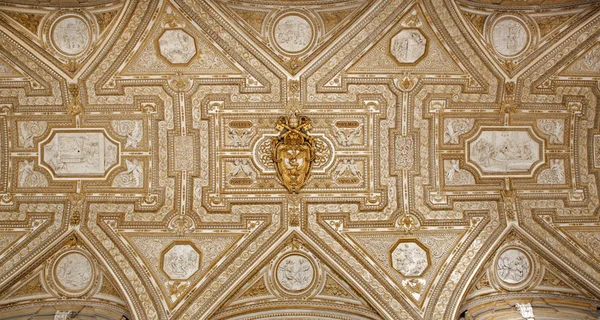 ROME - MARCH 21: Roof of vestibule from Saint Peter s basilica on March 21, 2012 in Rome. — Stock Photo, Image