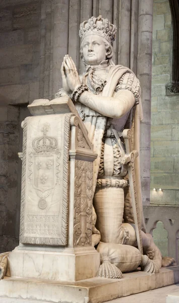 Parigi - parroco del re Luigi XVI dalla cattedrale gotica di Saint Denis — Foto Stock