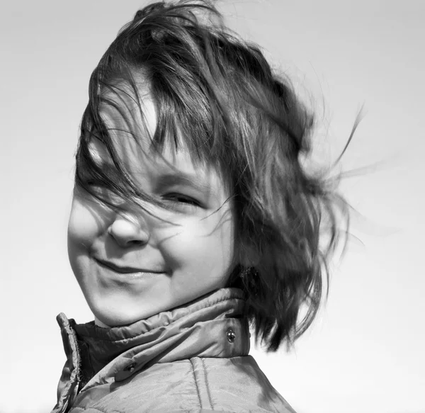 Portret van meisje in de wind — Stockfoto