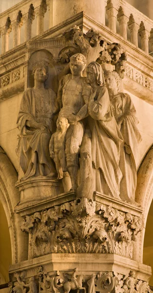 Venedig - Skulptur aus der Fassade des Dogenpalastes — Stockfoto