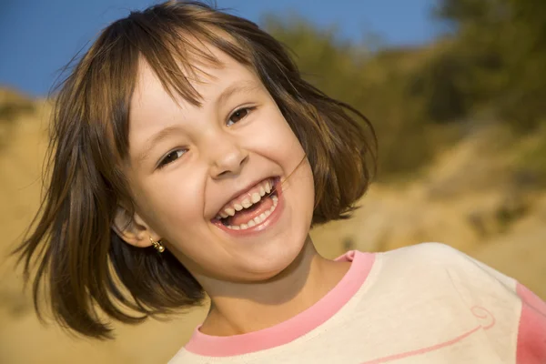 吸引微笑的小女孩在风中 — 图库照片