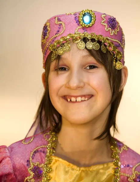 Χαμόγελο του κοριτσάκι στα ρούχα Καρναβάλι — Φωτογραφία Αρχείου