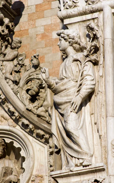 Veneza - anjo da fachada do palácio de Doge — Fotografia de Stock