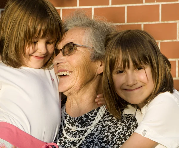 Abuela y nietos — Foto de Stock