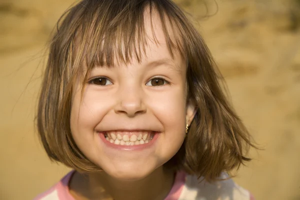 吸引微笑的小女孩 — 图库照片
