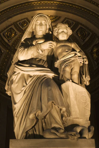 Mary standbeeld - madeleine kerk in Parijs — Zdjęcie stockowe