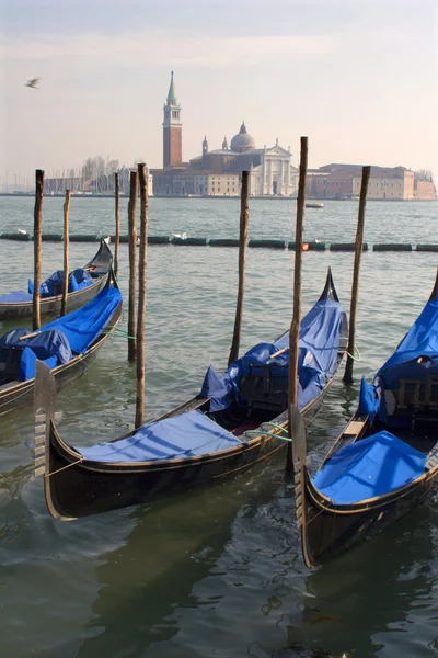 Venecia - góndolas y iglesia de San Giorgio di Magiore —  Fotos de Stock