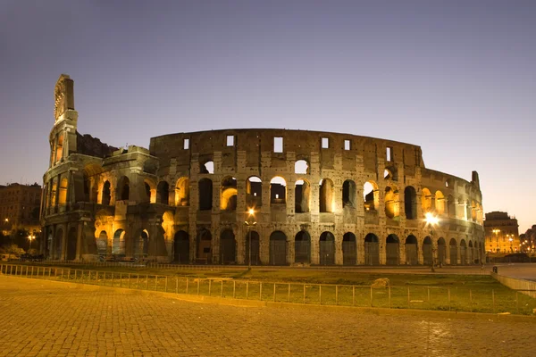 Rom - colosseum i kväll — Stockfoto