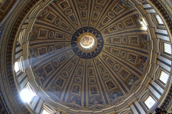 Roma - cúpula de la Basílica de San Pedro —  Fotos de Stock
