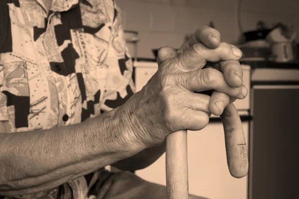 Mãos de mulher velha com pau — Fotografia de Stock