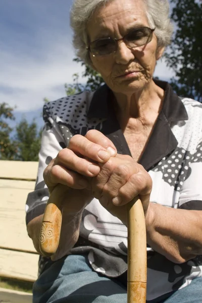 Yaşlı kadın portre personeli ile — Stok fotoğraf
