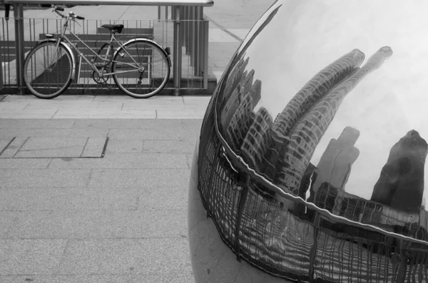 镜子在金属球-巴黎-防御 — 图库照片