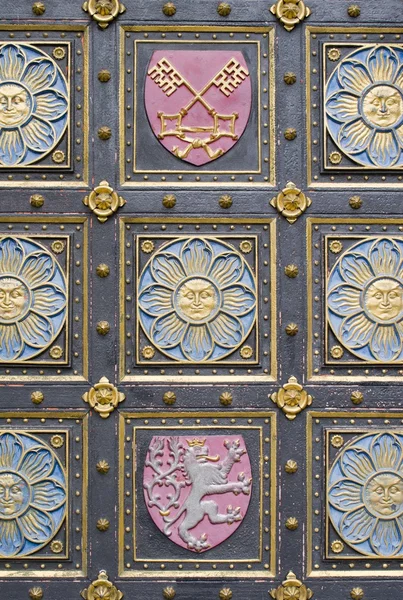 Porta da catedral gótica em vysehrad em praga — Fotografia de Stock