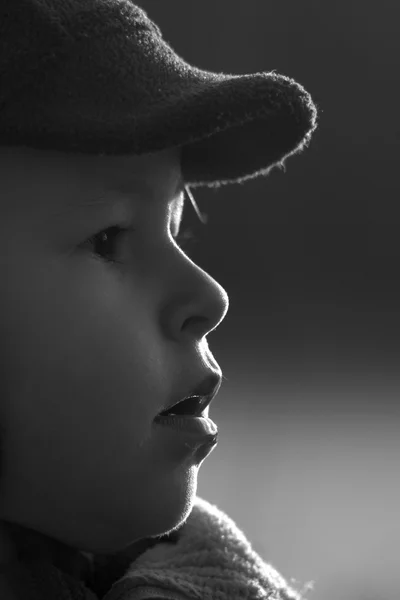 Портрет маленької дівчинки в зимовому вечірньому світлі — стокове фото