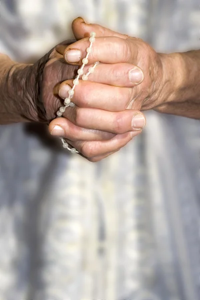 Ruce stařena v modlitbě — Stock fotografie