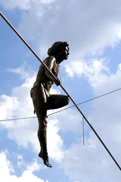 Sculptuur van acrobat — Stockfoto