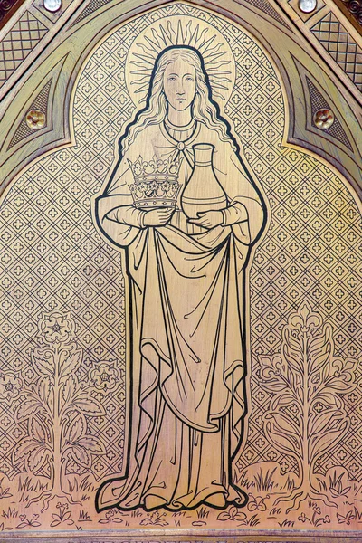 LEUVEN, BELGIO - 3 SETTEMBRE: Dettaglio dal reliquiario di Margareta Lovainiensis nella cattedrale gotica di San Pietro il 3 settembre 2013 a Lovanio, Belgio . — Foto Stock