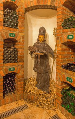 Bratislava, Slovakya - ö. 23 Ocak 2014: saint kentsel şarap mahzeni büyük slovak üreticinin iç heykelinden oyulmuş.