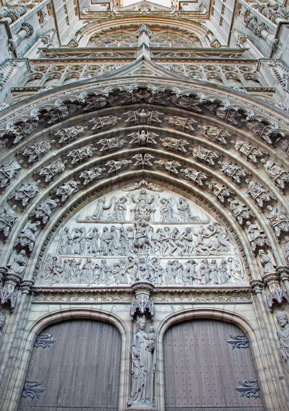 ANTWERP, BÉLGICA - SETEMBRO 5: Alívio do Juízo Final sobre o portal principal da catedral de Nossa Senhora em 5 de setembro de 2013 em Antuérpia, Bélgica — Fotografia de Stock