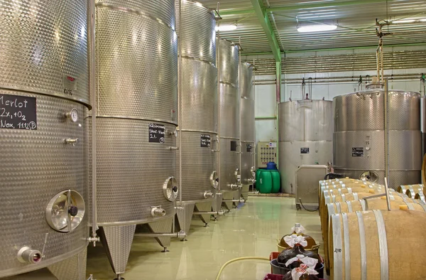 ブラチスラヴァ,スロバキア- 2014年1月30日:ワインメーカーの屋内偉大なスロバキアの生産者。発酵のための現代的な大きな樽. — ストック写真