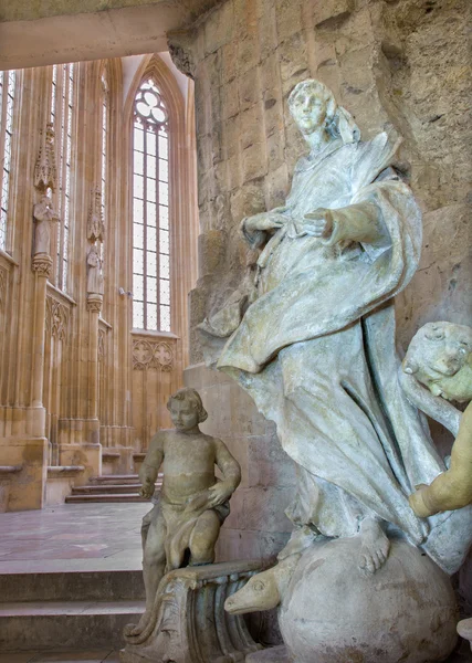 BRATISLAVA, ESLOVAQUIA - 5 DE FEBRERO DE 2014: Estatua barroca de la Inmaculada en la capilla gótica de San Juan Evangelista junto a la iglesia franciscana. — Foto de Stock