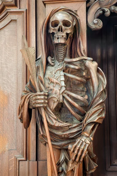 Mechelen, België - 4 september: gesneden apocalyptische dood standbeeld van onze-lieve-vrouw-va n-hanswijkbasiliek kerk op sepetember 4, 2013 in mechelen, België. — Stockfoto