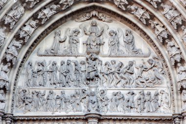 Antwerp, Belçika - 5 Eylül: kabartma son hüküm kadınımız Katedrali ana portal üzerinde 5 Eylül 2013 tarihinde Antwerp, Belçika